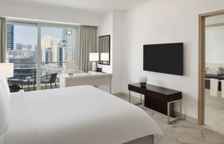 Двухместный номер Deluxe с балконом и с видом на пристань