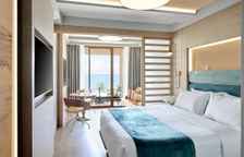 Двухместный номер Superior с видом на бассейн или море