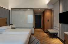 Четырёхместный семейный номер Deluxe с 2 комнатами с видом на город