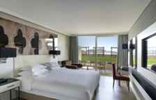 Двухместный номер Superior с видом на сад и частичным видом на море