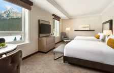 Четырёхместный номер Fairmont Gold с видом на озеро