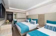 Трёхместный номер Superior с видом на бассейн