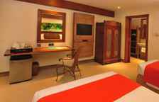 Трёхместный номер Deluxe с балконом и с видом на бассейн