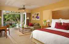 Двухместный полулюкс с видом на бассейн