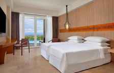 Двухместный номер с выходом к бассейну Deluxe с балконом и с видом на залив