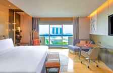 Номер Premier Prestige с балконом и Marina Bay view