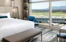 Номер Fairmont Gold с красивым видом из окна