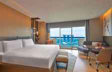 Номер Prestige Swiss с балконом и Marina Bay view