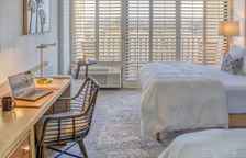 Номер с частичным видом на гавань