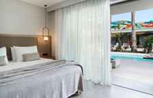 Люкс with direct access to sharing pool Family