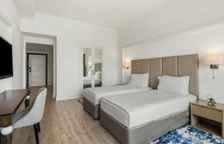 Люкс семейный с 2 комнатами with pool or sea view