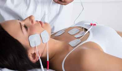 Миостимуляция лица и тела: что это за процедура и где ее пройти