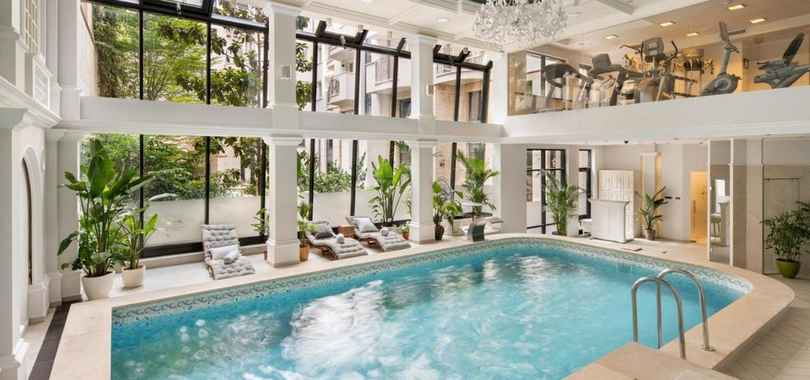 Queen's Court Hotel & Residence