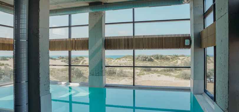 Отель «Песок и море»