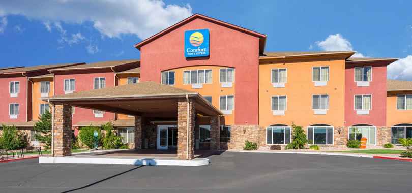 Отель Comfort Inn & Suites