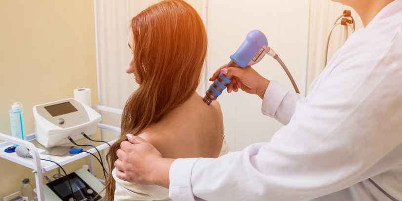 Ударно-волновая терапия: что лечит и где можно сделать в 2025 году