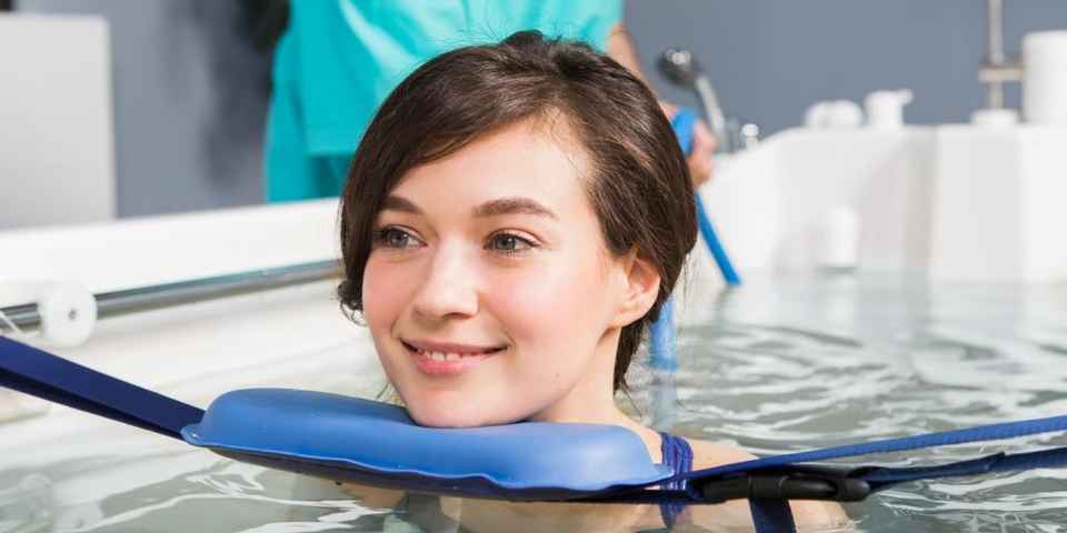 Вытяжение позвоночника в воде в санатории