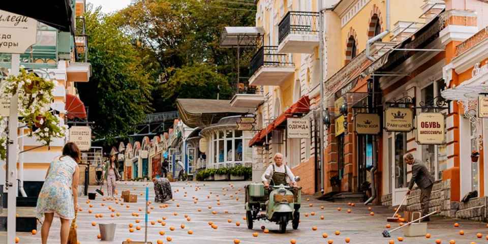 Yellow, Black and White, Сцена с апельсинами из фильма Чебурашка