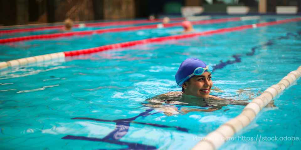 Плавание в бассейне с морской водой